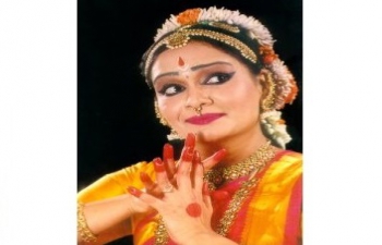 Bharatn&aacute;tjam : D&eacute;l-India klasszikus t&aacute;nca Padmashree Pratibha Prahlad m&#369;v&eacute;szn&#337; &eacute;s a Prasiddha Dance Repertory / Padmashree Pratibha Prahlad &amp; The Prasiddha Dance Repertory