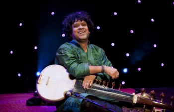 Ranajit Sengupta (India) Sarod koncertje, tabl&aacute;n k&iacute;s&eacute;r Jayanta Sarkar / Sarod concert by Ranajit Sengupta (India) accompanied by Jayanta Sarkar (Tabla)