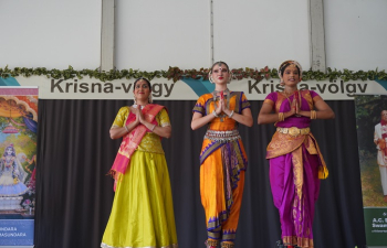 The dance ensemble, led by Kathak artist Priya Garg, gave a performance at Krishna Valley, Somogyvámos, featuring Kathak, Odissi, and Kuchipudi. 