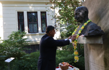 A budapesti Indiai Nagykövetség a Hopp Ferenc Ázsiai Művészeti Múzeummal együttműködésben, a múzeum elegáns környezetében méltó módon megemlékezett Mahatma Gandhi születésének 157. évfordulójáról. Az alkalom az indiai nagykövet, a Hopp Ferenc Múzeum igazgatója és a megjelent vendégek virágos tiszteletadással emlékeztek meg Gandhiról, felidézve egy olyan életet, amelyet az igazságnak, az erőszakmentességnek és minden egyes ember méltóságának szenteltek.